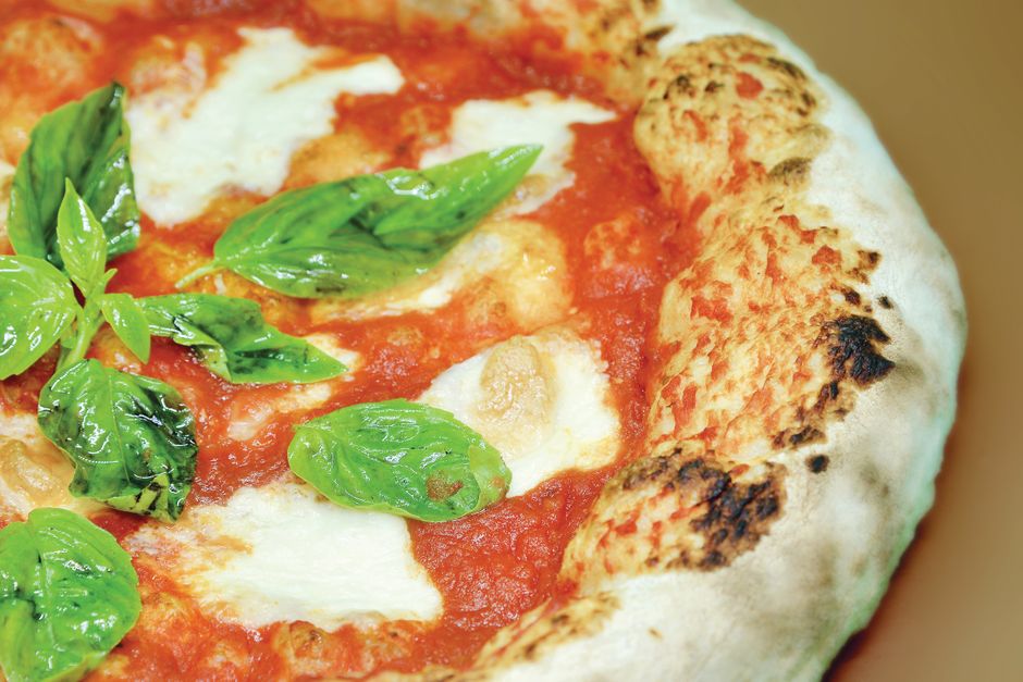 Pizza neapolitańska z mozzarellą i bazylią